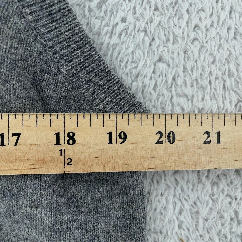 L.L. Bean Sweater Vest FITS S/M Gray 100% Lambswool Knit V Neck Made in England‎